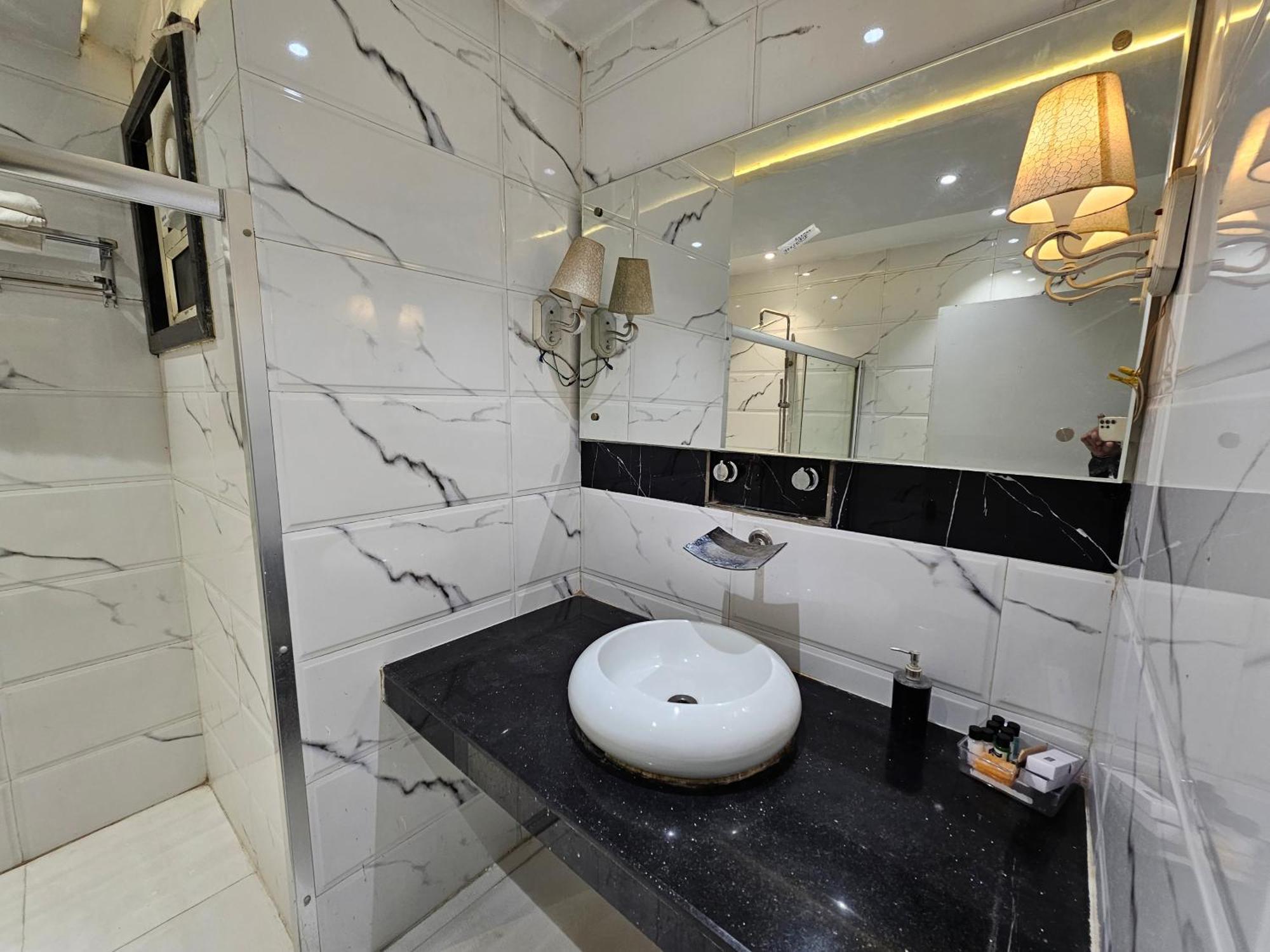 Hotel Mk Vivanta Gválijar Kültér fotó